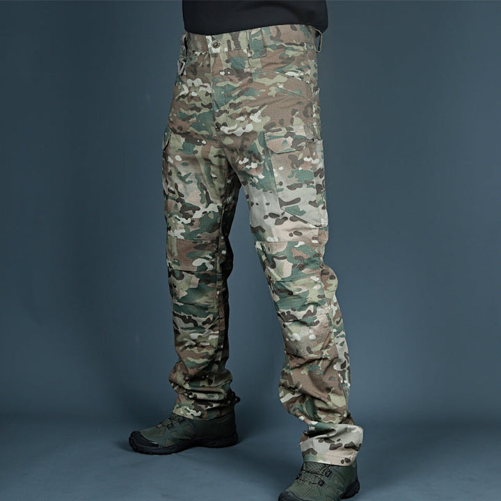 Herren Cargohose in Camouflage mit praktischen Utility-Taschen. Robuste taktische Hose für Abenteuer & Alltag.