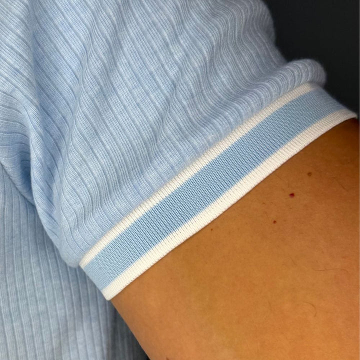 Dunkelblaues geripptes Herren Polo-Shirt; vielseitiges Basic für Büro, Freizeit und Reisen.