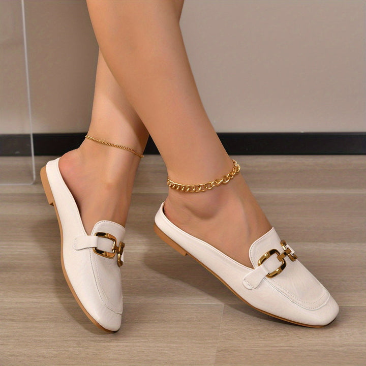 Schwarze Leonora Damen Pantoletten, lässiger Slip-on Stil, eckige Spitze und flache Sohle für optimalen Komfort.
