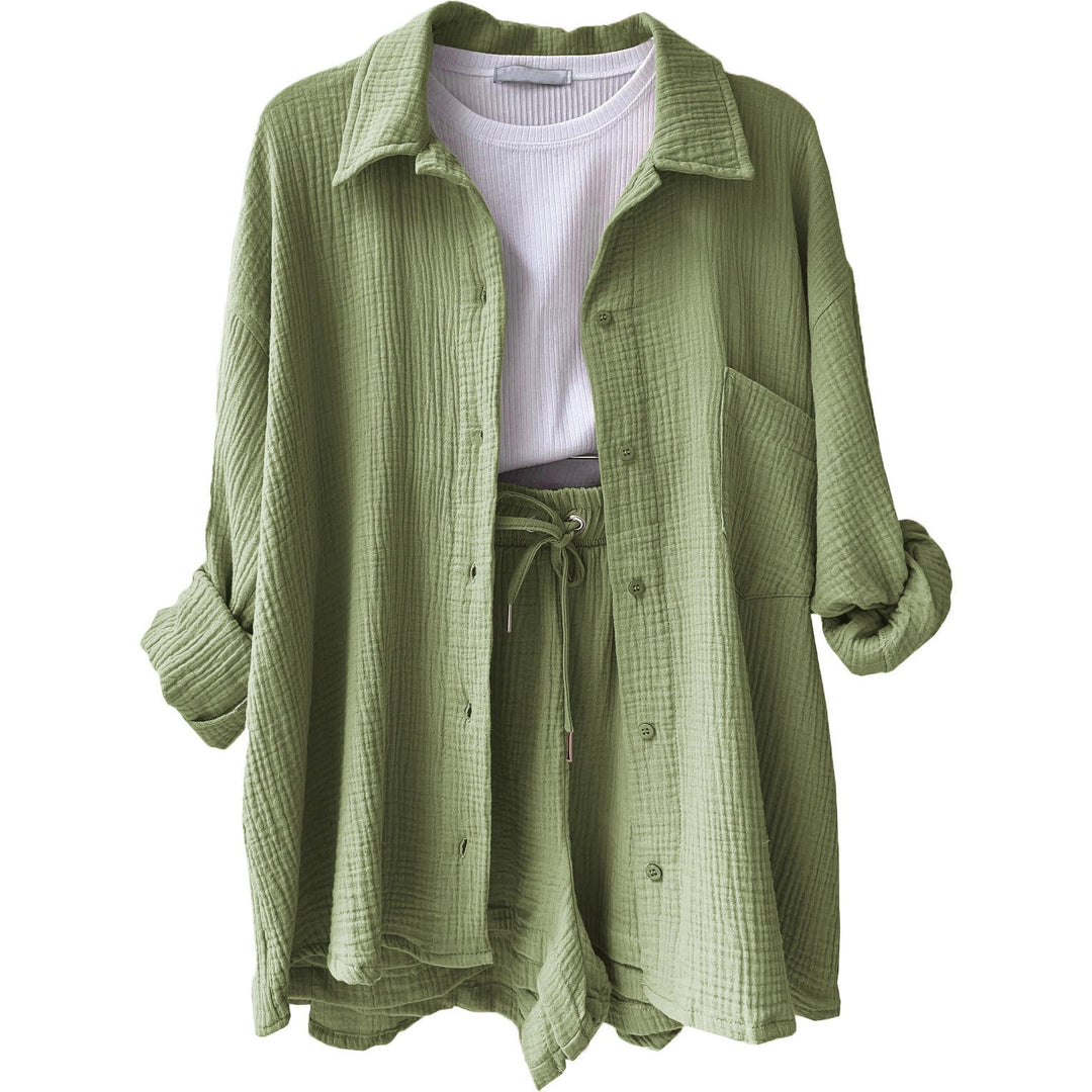 Entspanntes Damen Sommeroutfit: 3-teiliges Set mit Crop-Top, Shorts und Hemd in trendigen Farben.