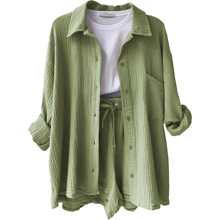 Entspanntes Damen Sommeroutfit: 3-teiliges Set mit Crop-Top, Shorts und Hemd in trendigen Farben.