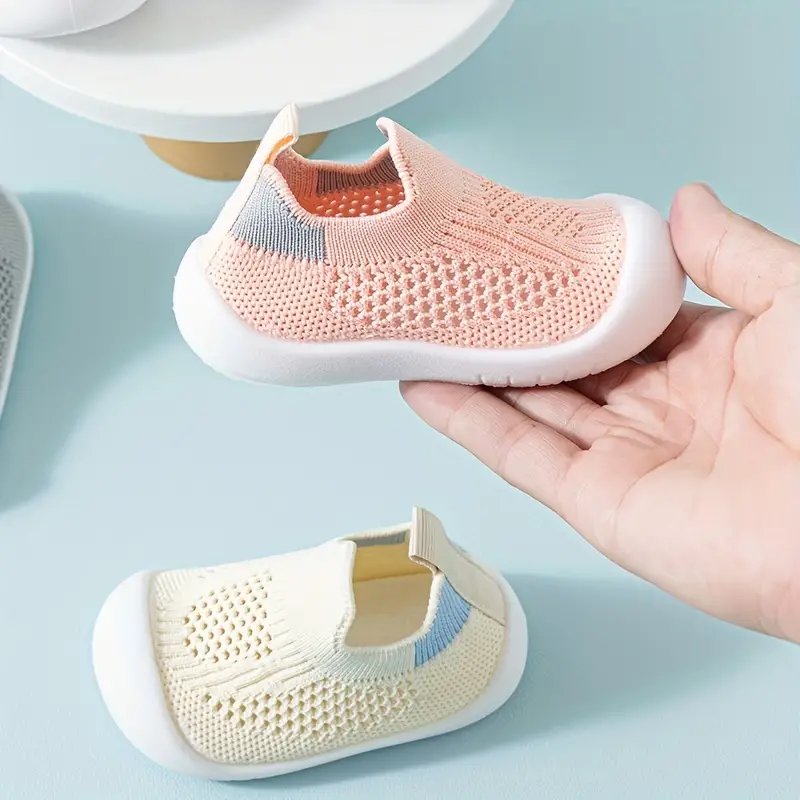 Flexible Kinder Barfußschuhe StepEase für natürliche Bewegung. Leichte Unisex Sneaker für Frühling & Sommer.
