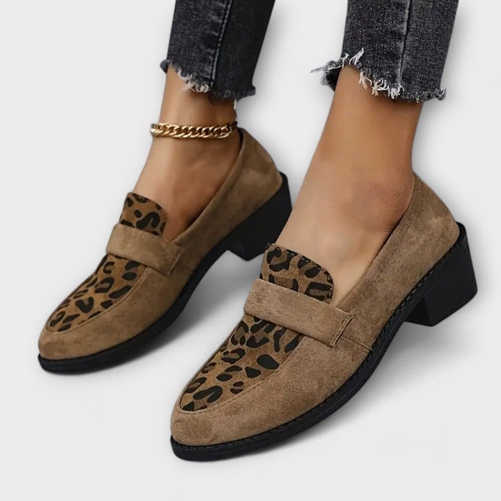 Detailansicht der Damen Loafer: Stilvolles Leopardenmuster und hochwertige Verarbeitung. Bequemer Freizeitschuh.