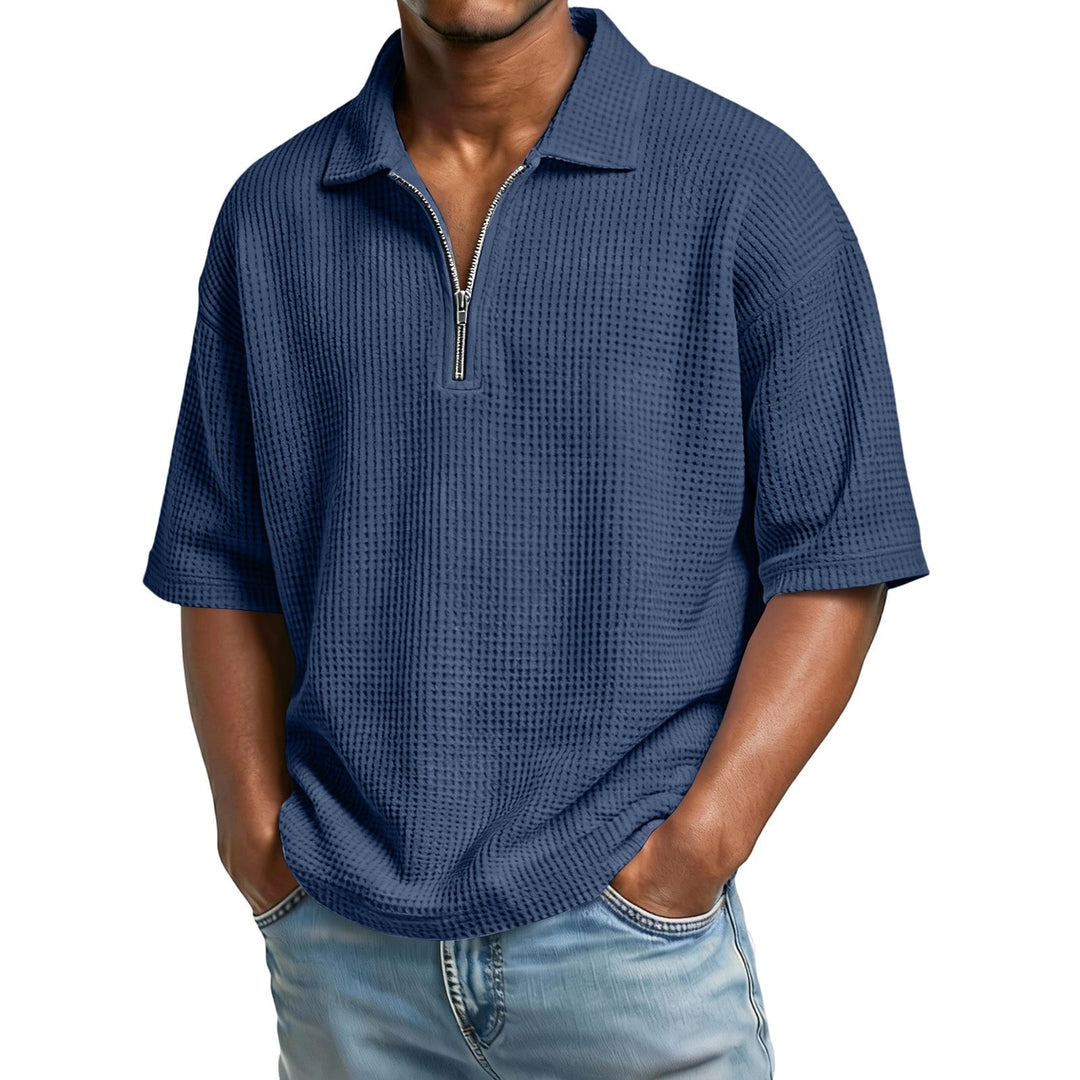 Modernes Herren Poloshirt mit Struktur Waffelstrick. Ideal für Casual Mode im Sommer.