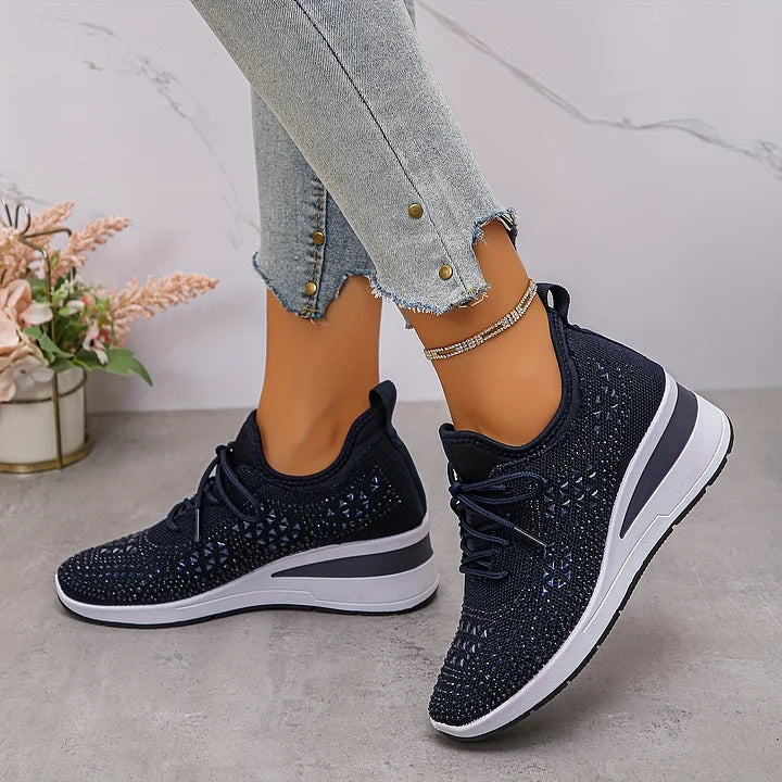 Stilvolle Damen Komfort Schuhe mit Keilsohle und Strass für optimalen Halt.