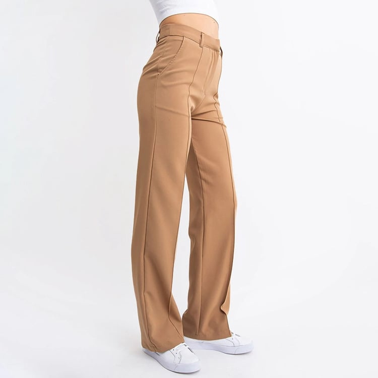 Moderne Businesshose für Damen mit geradem Bein, bietet Komfort und Stil im Büroalltag.