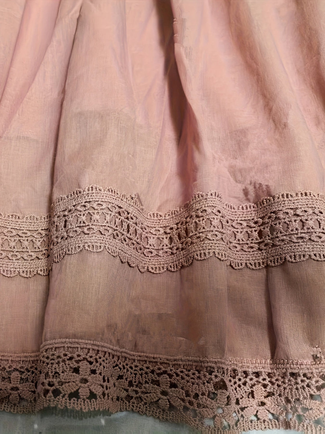 Eleganter Damen Unterrock mit Volumen, weißer Vintage Petticoat für festliche Röcke und Kleider.