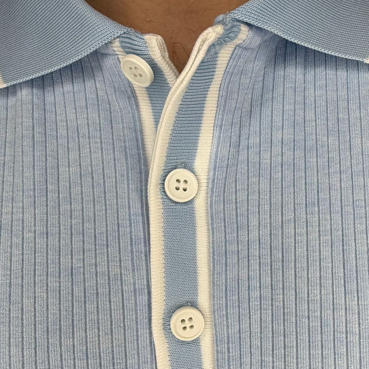 Burgunderrotes geripptes Polo-Shirt für Herren; stylisch und bequem, passend für Herbsttage.