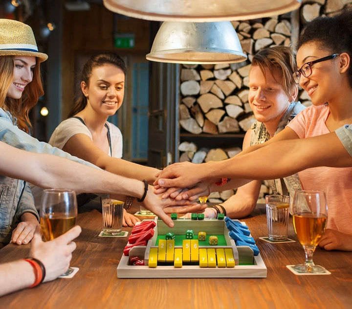 Nahaufnahme des Shut the Box Brettspiels, Fokus auf die klappbaren Zahlenfelder und die weißen Würfel.