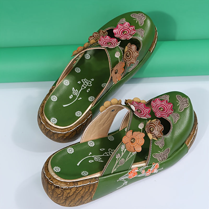 Sommerliche Damen Sandalen: Bequeme Keilabsatz-Pantoletten mit bunten Blumen- & Schmetterlings-Verzierungen.