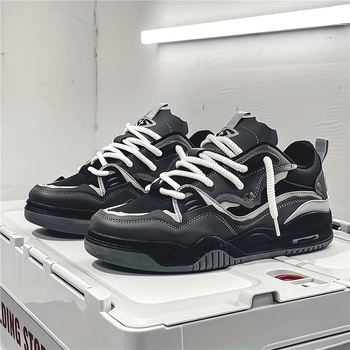 Lässige Herren Trend-Sneaker am Fuß, perfekt für Streetstyle und alltäglichen Komfort.