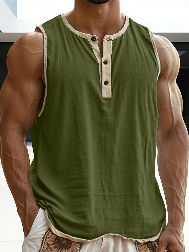 Detailaufnahme des Henley-Ausschnitts am Herren Tank Top, klassischer Knopfverschluss.