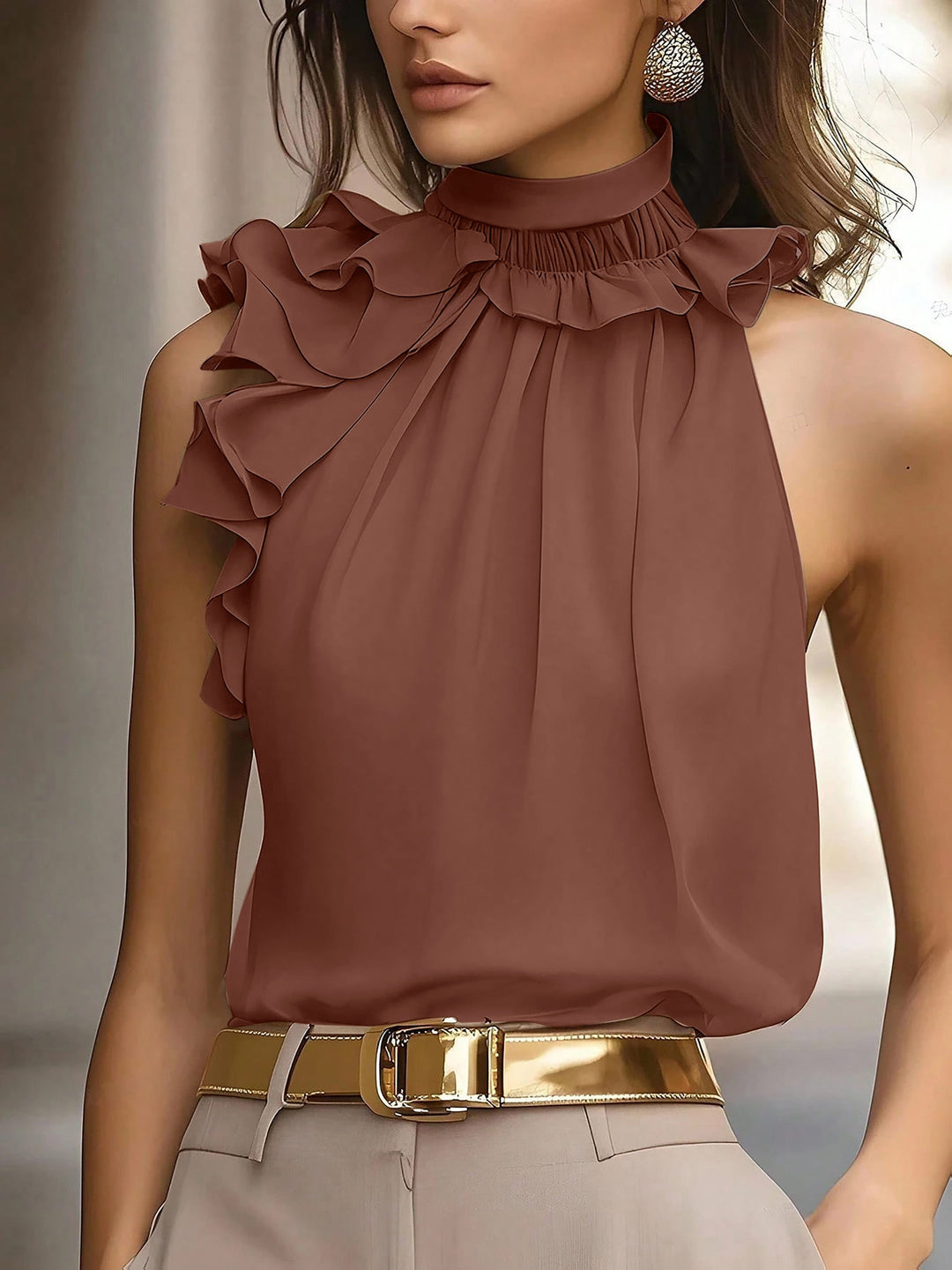 Ärmellose Damen Rüschenbluse mit elegantem Stehkragen, perfekt für Business und Abendmode.