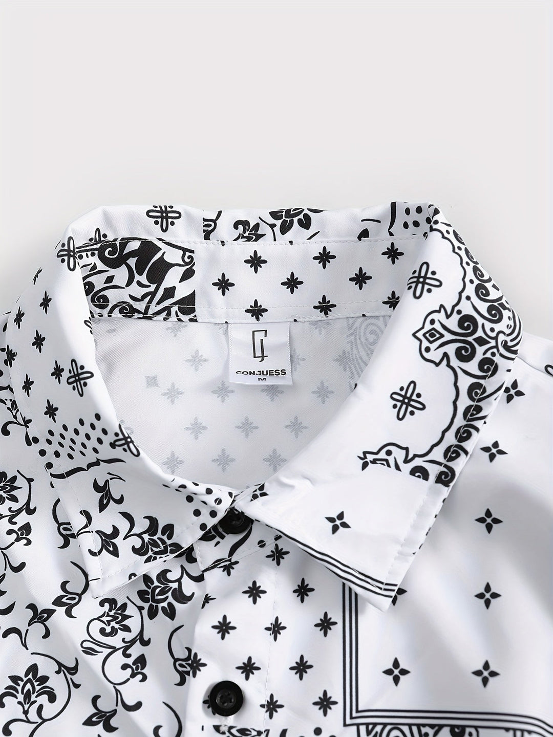 Trendiges Herren Streetwear Set mit Bandana-Print, Kurzarmhemd & Shorts, modernes Freizeitoutfit für den Sommer.