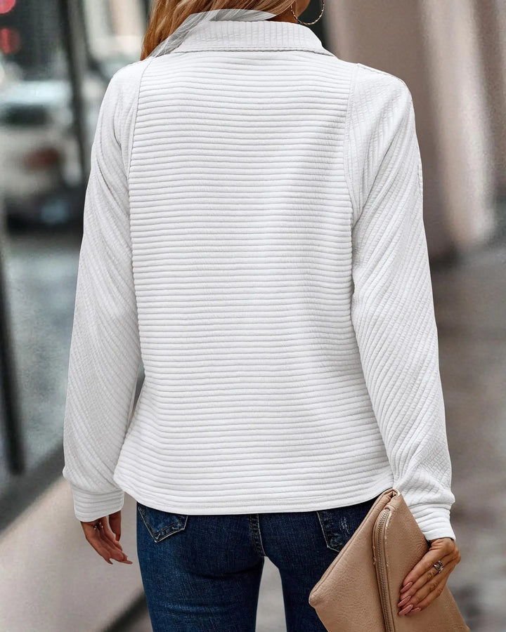 Hochwertiger Damenpullover mit V-Ausschnitt. Elegant, vielseitig und ideal für Büro & Freizeitmode.