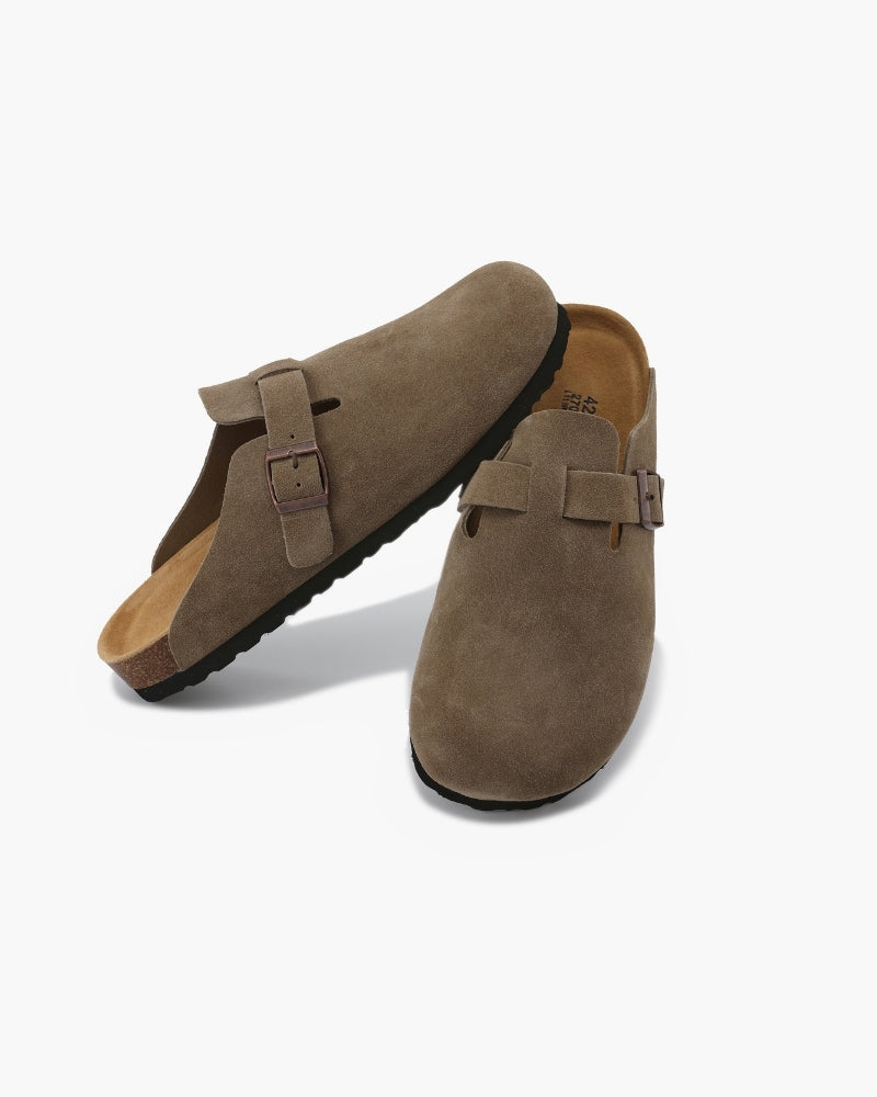 Casual Unisex Clogs in Braun mit Steppnaht, perfekte Slip-ons für entspannte Stunden und Freizeitaktivitäten.