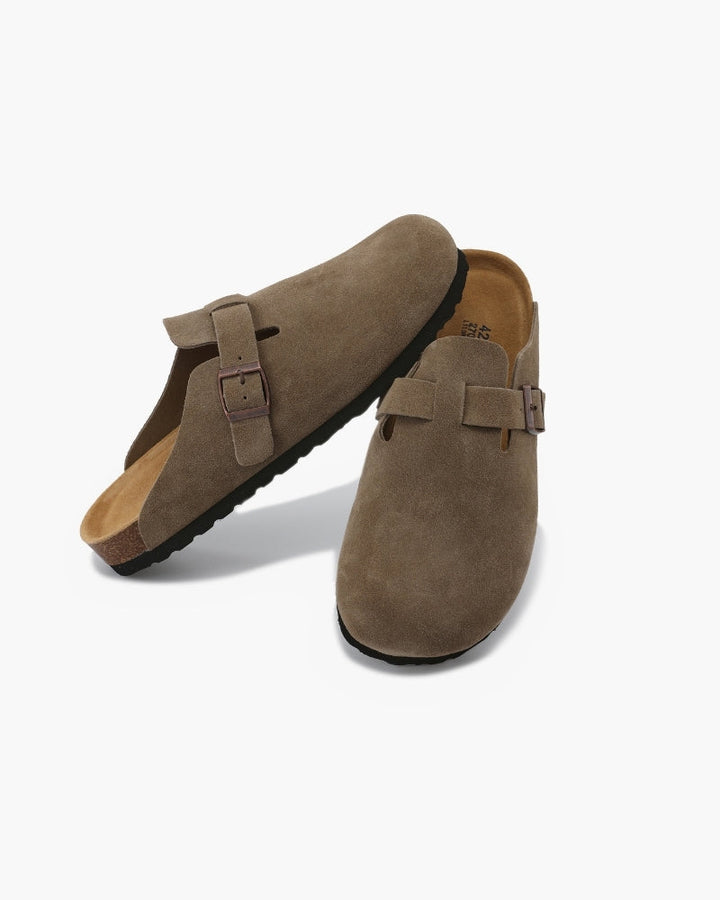 Casual Unisex Clogs in Braun mit Steppnaht, perfekte Slip-ons für entspannte Stunden und Freizeitaktivitäten.