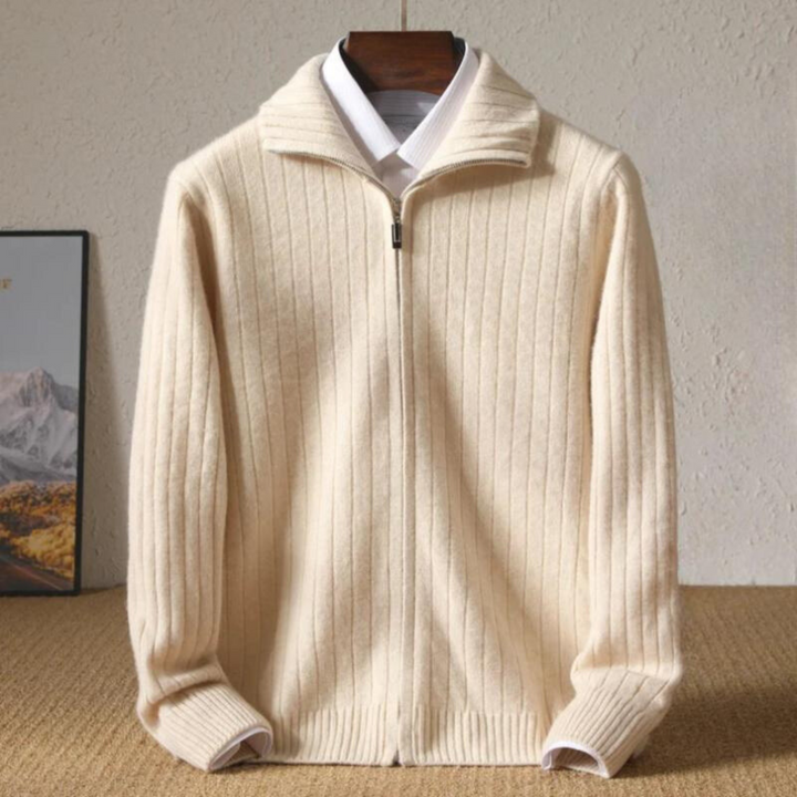 Rückansicht einer Herren Strickjacke mit Reißverschluss, schlichtes Design, ideal als Oberbekleidung.