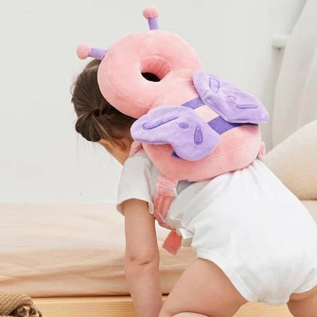 Baby krabbelt sicher mit "LittleGuard" Schutzkissen. Weicher Rücken- & Kopfschutz beim Laufenlernen. Kindersicherheit.