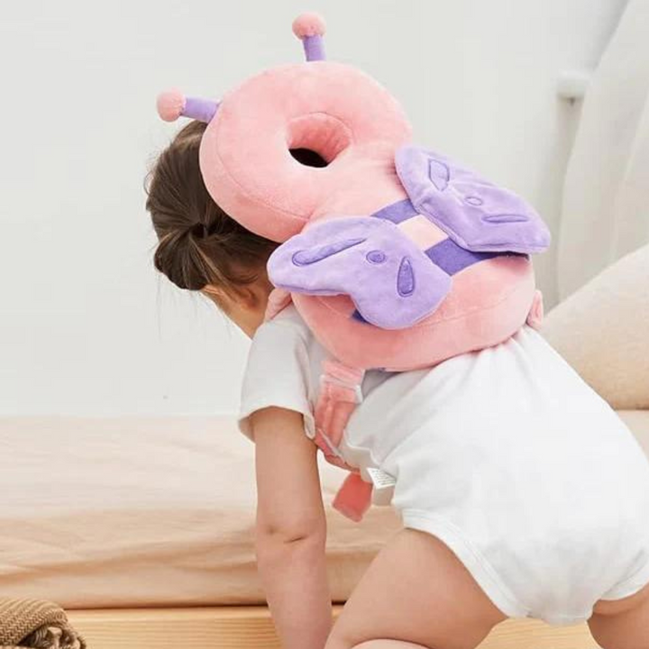 Baby krabbelt sicher mit "LittleGuard" Schutzkissen. Weicher Rücken- & Kopfschutz beim Laufenlernen. Kindersicherheit.
