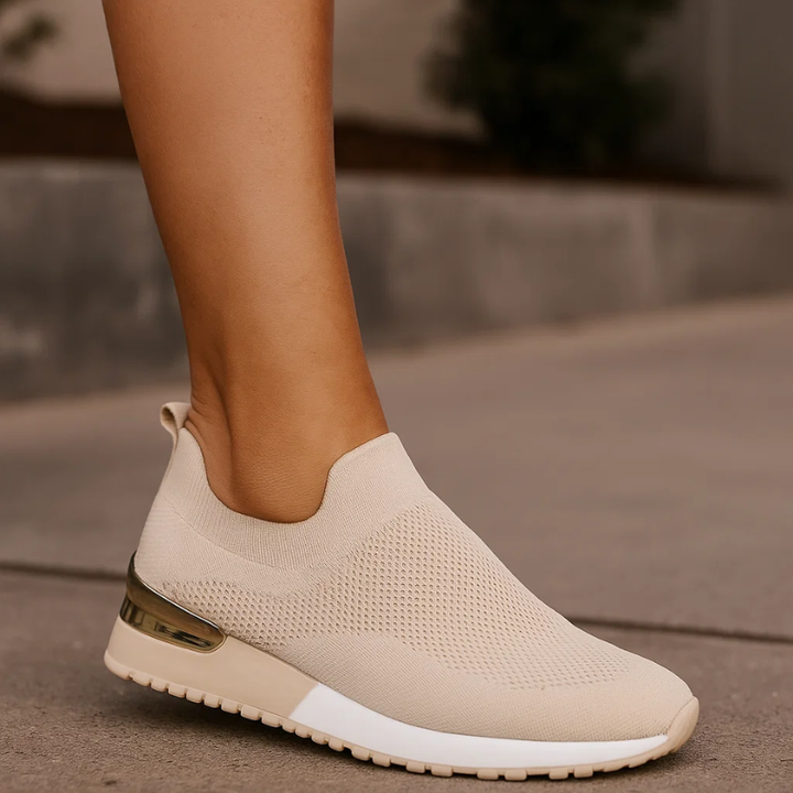 Stylische Damen Slip-On-Sneaker in Nahaufnahme, zeigen atmungsaktives Gewebe und subtile Metallic-Details.