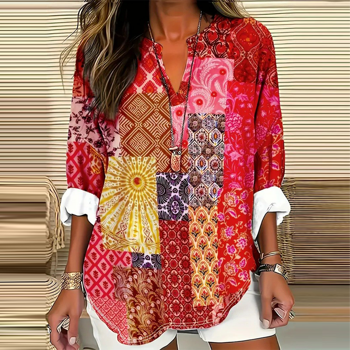 Rotes Damen Langarmshirt mit V-Ausschnitt und modernem Print für eleganten Freizeit-Look.