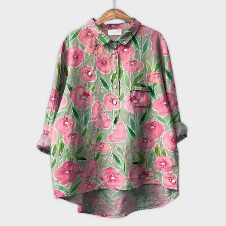 Nahaufnahme einer lila Damenbluse, locker & luftig geschnitten, perfekt für eine bequeme Sommergarderobe.