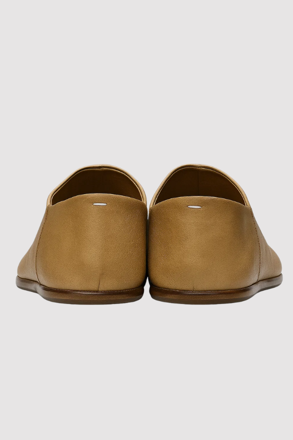 Rückansicht der Herren Tabi Slipper, zeigt saubere Verarbeitung & elegantes Design.