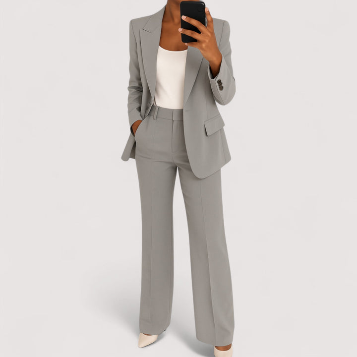 Moderner Damen Business Anzug, zweiteilig: Eleganter Blazer & Hose für professionelle Büro-Looks.
