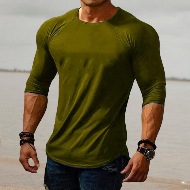 Mann in modischem weißen Slim Fit Stretch Herrenhemd für Freizeit. Bequeme und elegante Frühlingsmode für Herren.