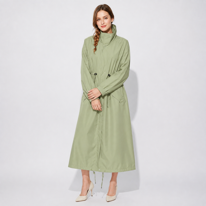 Moderner Damen Regenmantel Rainora, ideal als leichter Poncho oder Regenjacke für unterwegs.