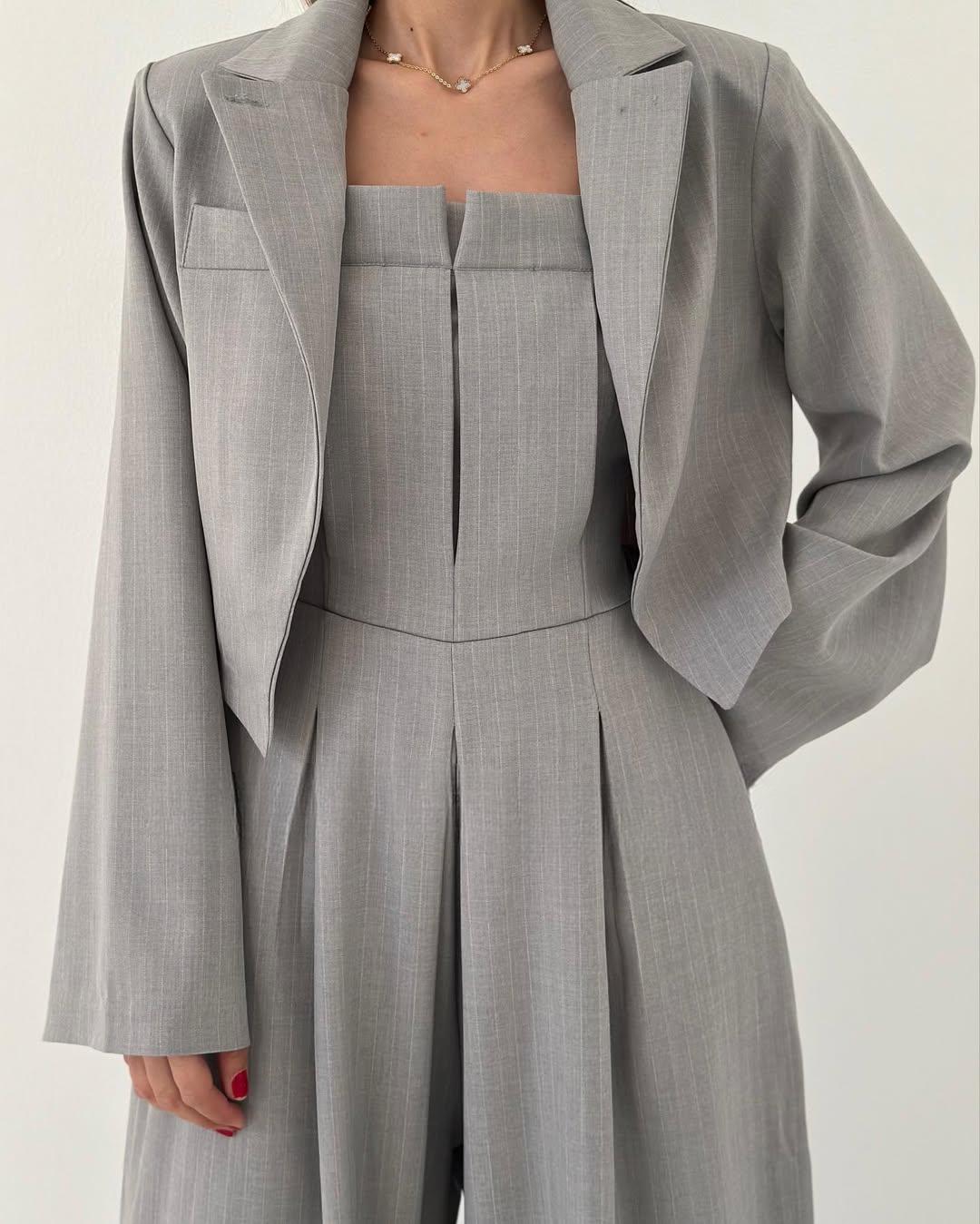 Damen Alltagslook: Eleganter Dreiteiler mit Jumpsuit, Hose (weites Bein) & kurze Jacke. Komfortabel & schick.