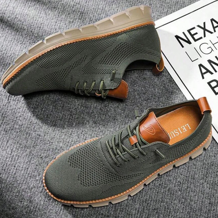 Seitenansicht: Orthopädische Herren Urban Schuhe; zeigen modernes Design und bequeme Passform.