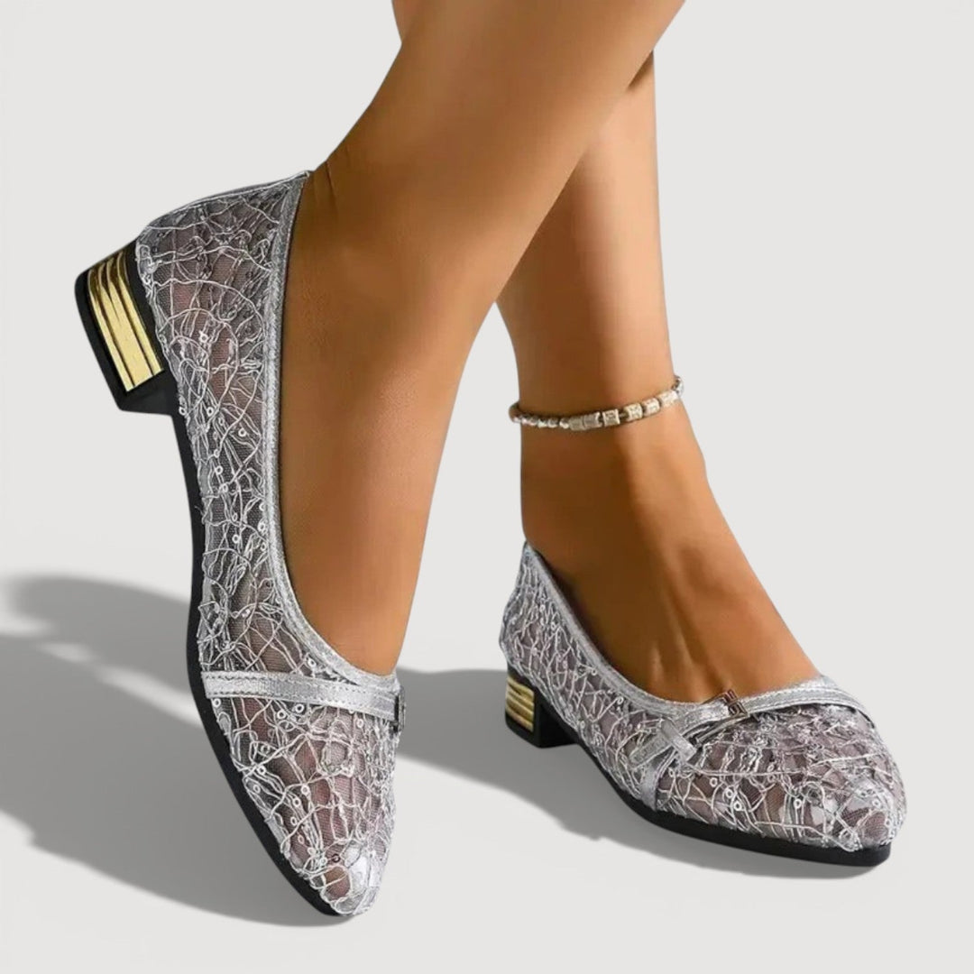 Bequeme silberne Damen Pumps mit niedrigem Absatz. Stilvolle Alltags- und Business Schuhe.