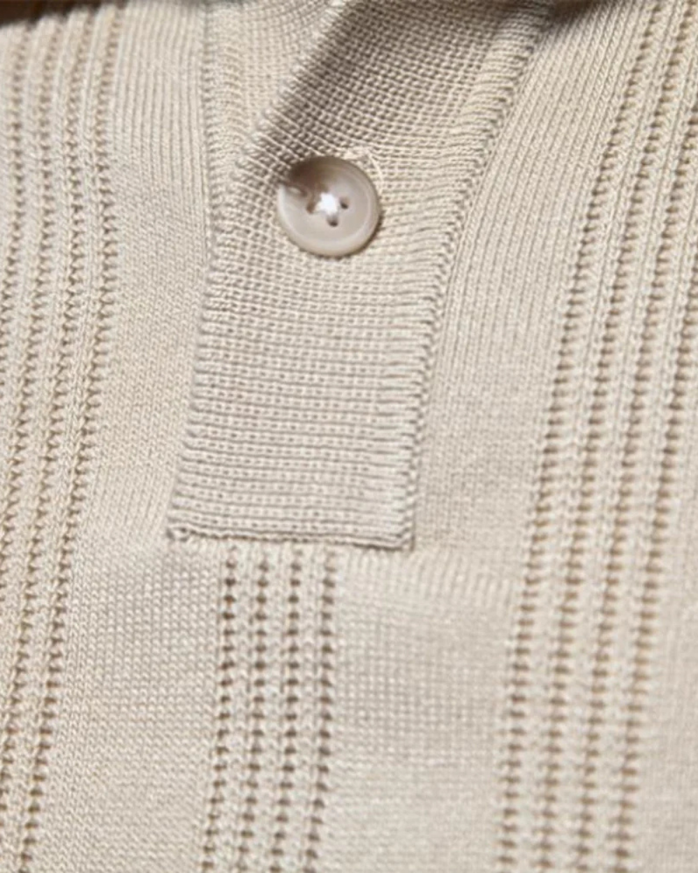 Schickes Slim Fit Poloshirt für Männer, Kurzarm. Perfekt für Büro, Freizeit und entspannte Sommerabende.