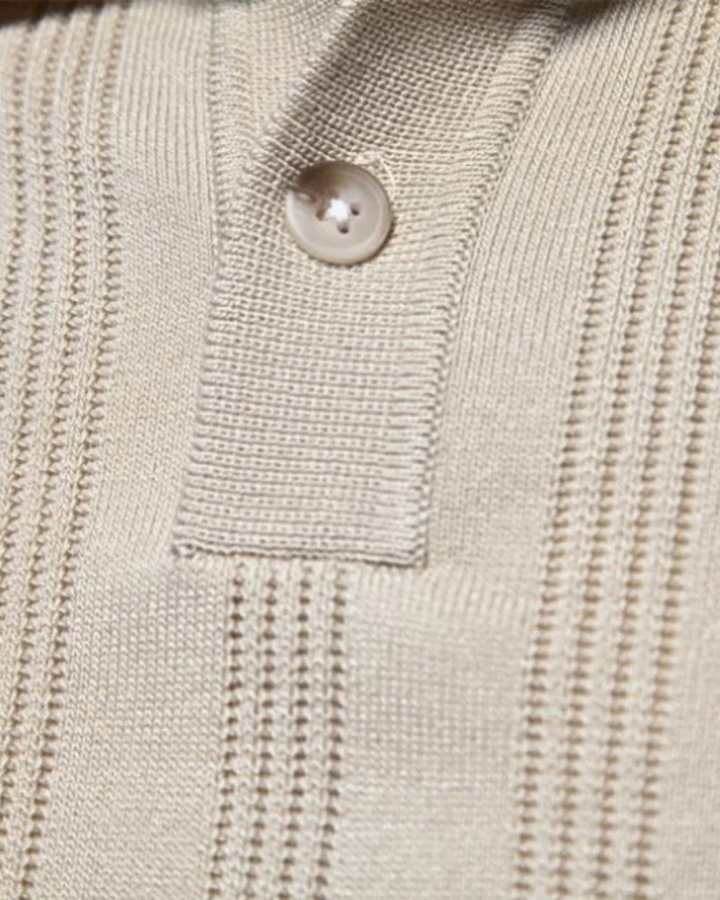 Schickes Slim Fit Poloshirt für Männer, Kurzarm. Perfekt für Büro, Freizeit und entspannte Sommerabende.