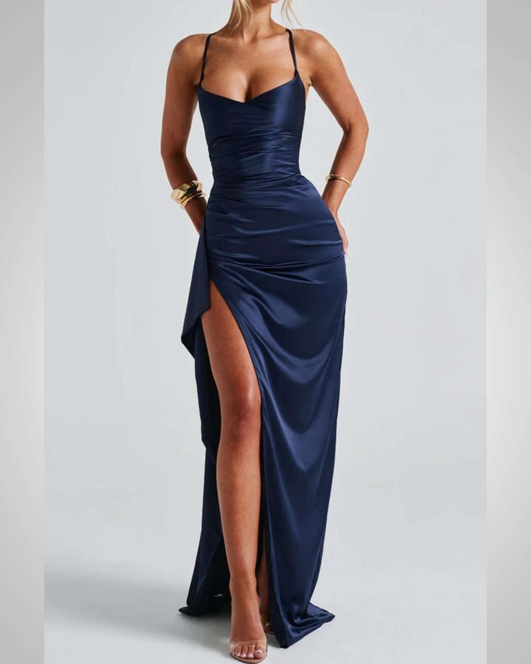 Elegantes Damenkleid in Marineblau mit Spaghettiträgern, ein festliches Maxikleid perfekt für Hochzeiten.