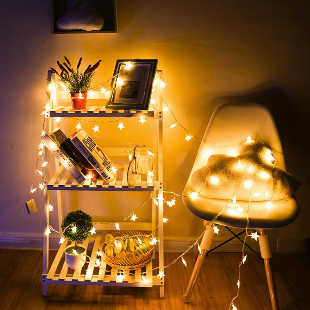 Warmweiße Sternen Lichterkette als LED Deko für Innenräume, schafft gemütliches Licht und festliches Ambiente.