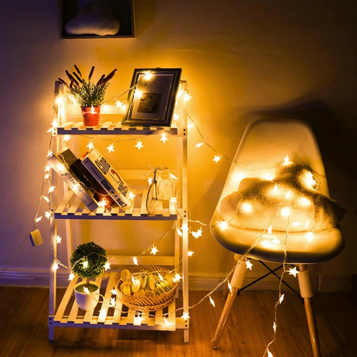 Warmweiße Sternen Lichterkette als LED Deko für Innenräume, schafft gemütliches Licht und festliches Ambiente.