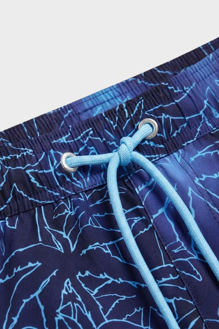 Stylische Herren Badehose mit exotischem Palmenmuster, perfekt für Strand und Freizeit.