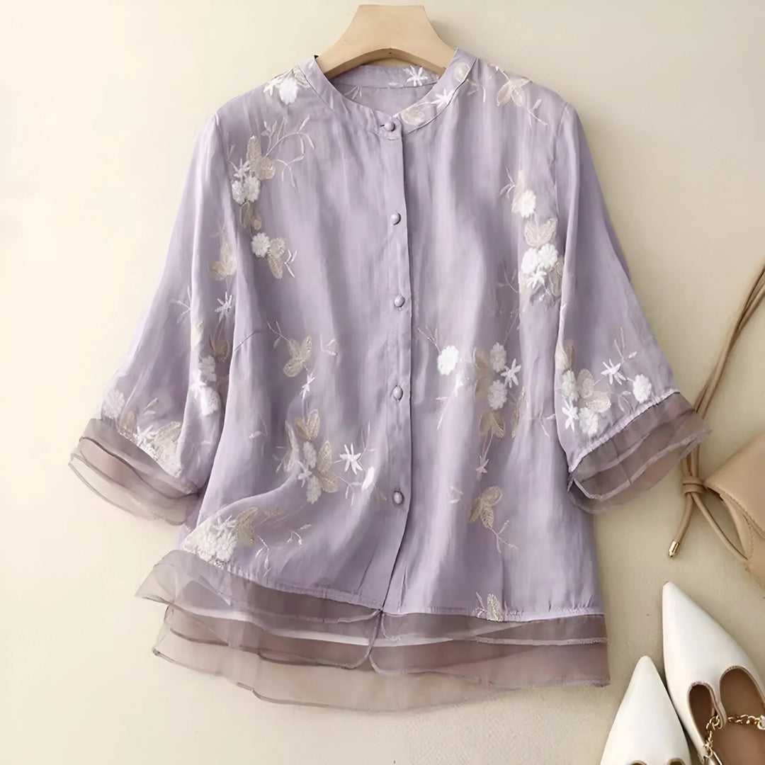 Feminin geschnittenes Damen Top, kurzarm, mit feiner Blumenstickerei, sehr bequem.