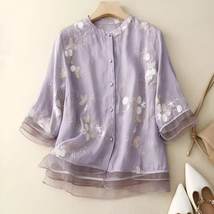 Feminin geschnittenes Damen Top, kurzarm, mit feiner Blumenstickerei, sehr bequem.