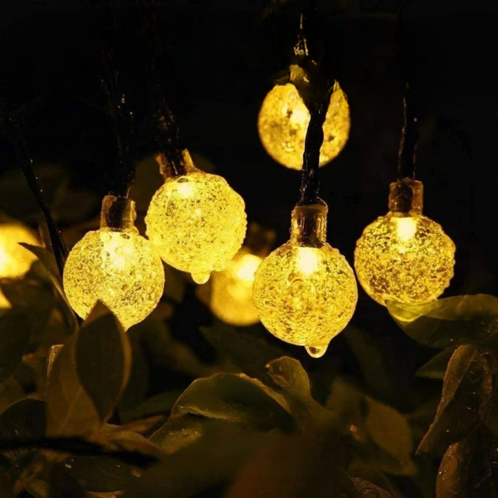 Flexible Solarlichterkette mit funkelnden Kristallkugeln, energieeffizient und ideal für jede Aussenbeleuchtung.