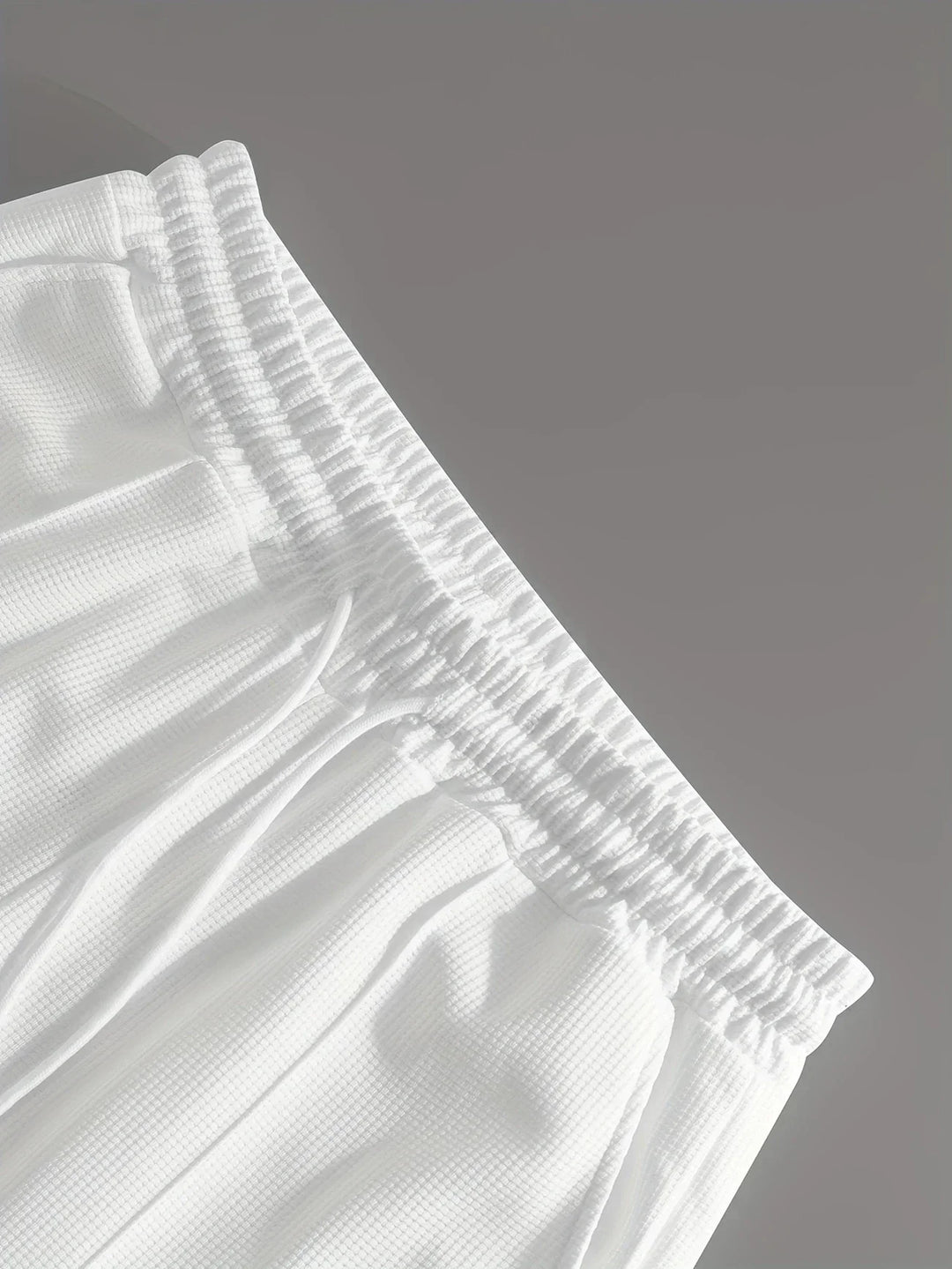Herrenmode Sportset: Atmungsaktives T-Shirt und kurze Hose für einen aktiven und stylischen Look.