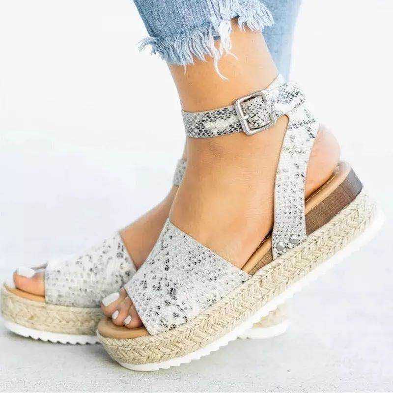 Damen Plateau-Espadrille Sandale Livia mit Keilabsatz & Riemchen für elegante Sommer-Freizeitlooks.