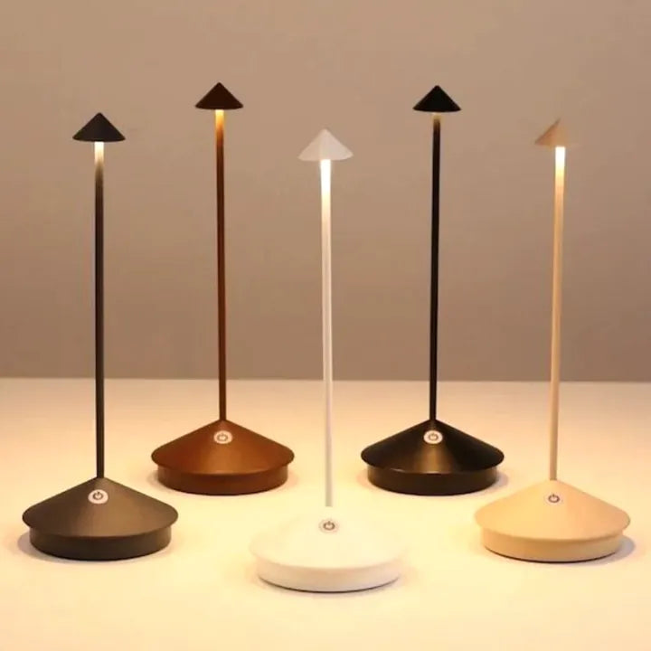 Kabellose LED-Tischleuchte auf Bistro-Tisch. Dimmbar, perfekt für entspannte Stunden im Freien.