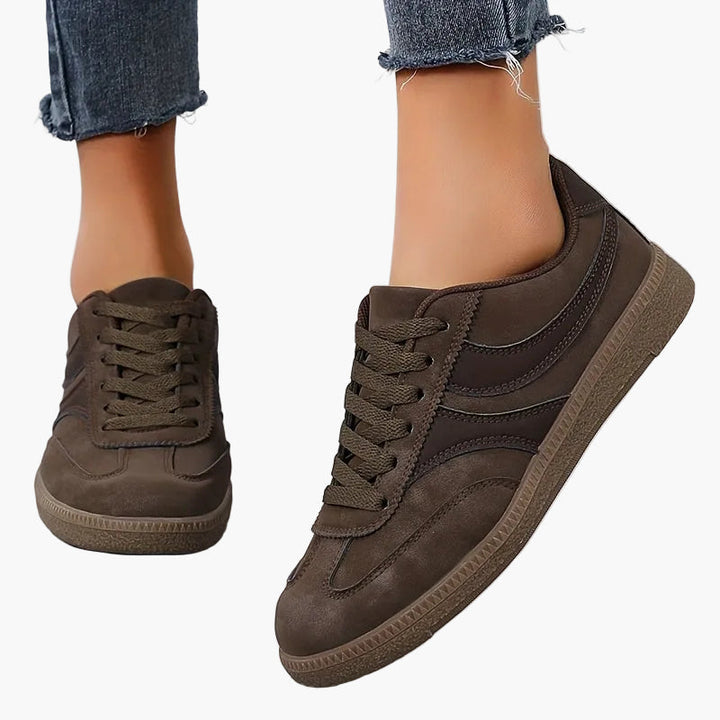 Damen Vintage Sneaker am Fuß getragen. Bequemer Retro-Stil für Frühling und Sommer. Perfekter Alltagssneaker.
