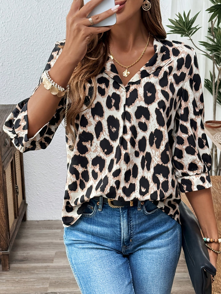 Nahaufnahme: Weicher Stoff der Damen-Leopardenmuster-Bluse mit Reverskragen. Hochwertiges, elegantes Oberteil.