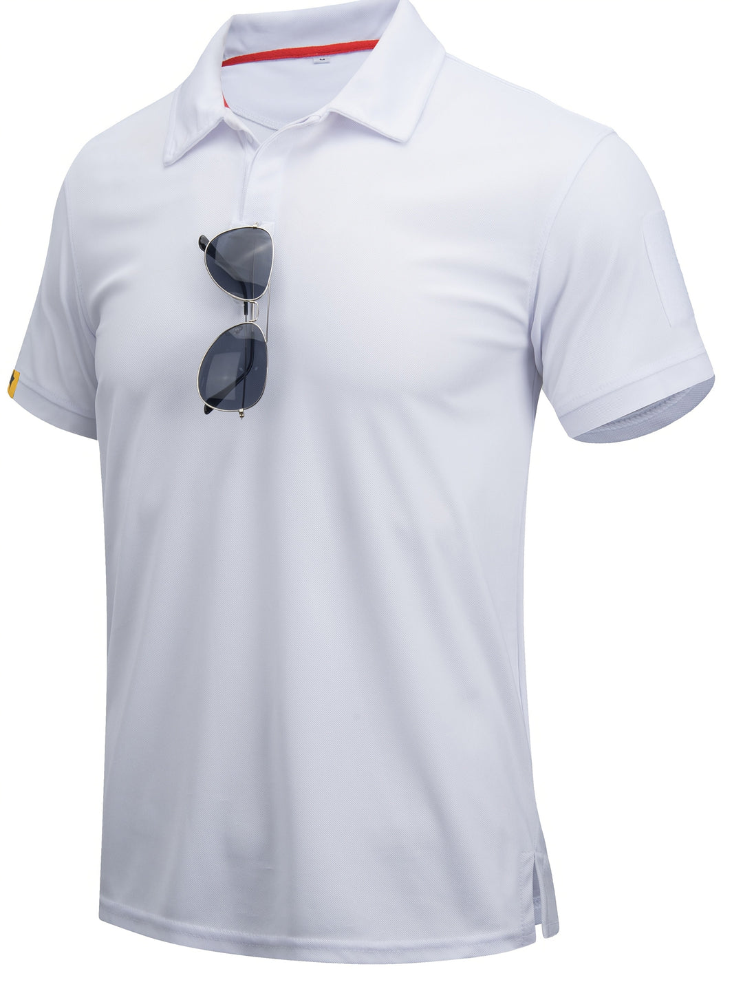 Mann trägt robustes Herren Tactical Poloshirt beim Outdoor-Training. Bequemes Funktionsshirt für höchste Ansprüche.