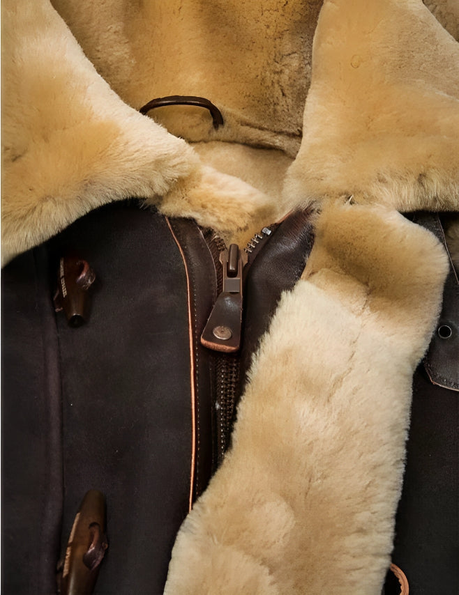 Nahaufnahme der Shearling-Fütterung und des Obermaterials der Herren Winter-Bomberjacke.